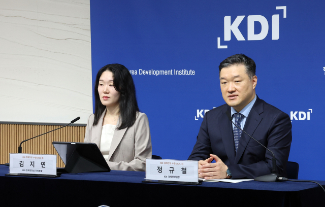 정규철(오른쪽) 한국개발연구원(KDI) 경제전망실장이 12일 정부세종청사 기획재정부 브리핑룸에서 2025년 8월 수정 경제전망을 발표하고 있다. 연합뉴스