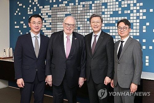 김창범(왼쪽 세 번째) 한국경제인협회 부회장이 지난해 2월 29일 서울 여의도 한국경제인협회를 방문한 에드윈 퓰너(〃 두 번째) 헤리티지재단 아시아연구센터 회장을 만나 기념 촬영을 하고 있다. 사진 제공=한경협