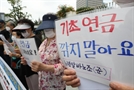 "월 745만원 버는데 기초연금 받는다고?"…고소득 노인 선정에 정부 나선다