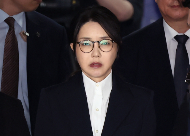 윤석열 전 대통령 부인 김건희 여사가 12일 구속 전 피의자 심문(영장실질심사)을 마친 뒤 서울 서초구 서울중앙지법을 나서고 있다. 연합뉴스