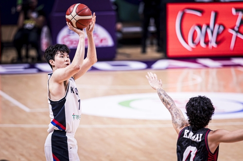 점프슛하는 이현중. FIBA 홈페이지 캡처