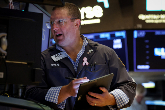 한 거래중개인이 12일(현지 시간) 미국 뉴욕증권거래소(NYSE)에서 모니터를 살피고 있다. 로이터연합뉴스