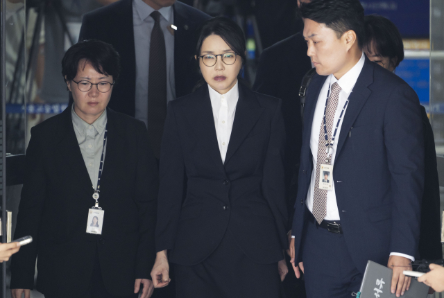 영윤석열 전 대통령 부인 김건희 여사가 12일 구속 전 피의자 심문(영장실질심사)을 마친 뒤 서울 서초구 서울중앙지법을 나서고 있다. 연합뉴스