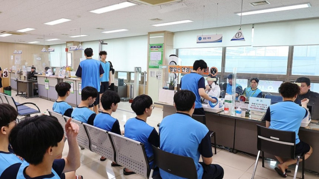 현역입영 대상자들이 병역판정검사장에서 신체 검사를 받는 모습. 연합뉴스