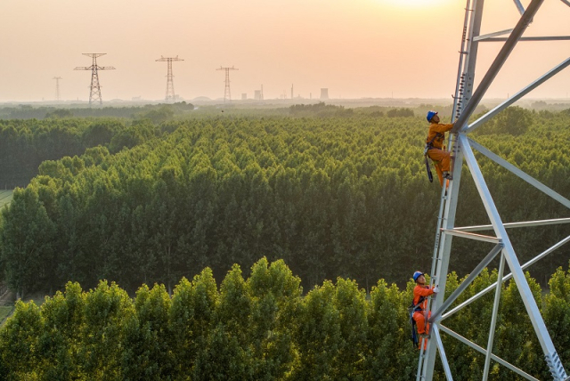 중국 간쑤성 롱동과 산둥성을 잇는 800kV 특고압(UHV) 송전망에서 중국국가전력망공사(SGCC) 근로자들이 작업을 하고 있다. SGCC 홈페이지