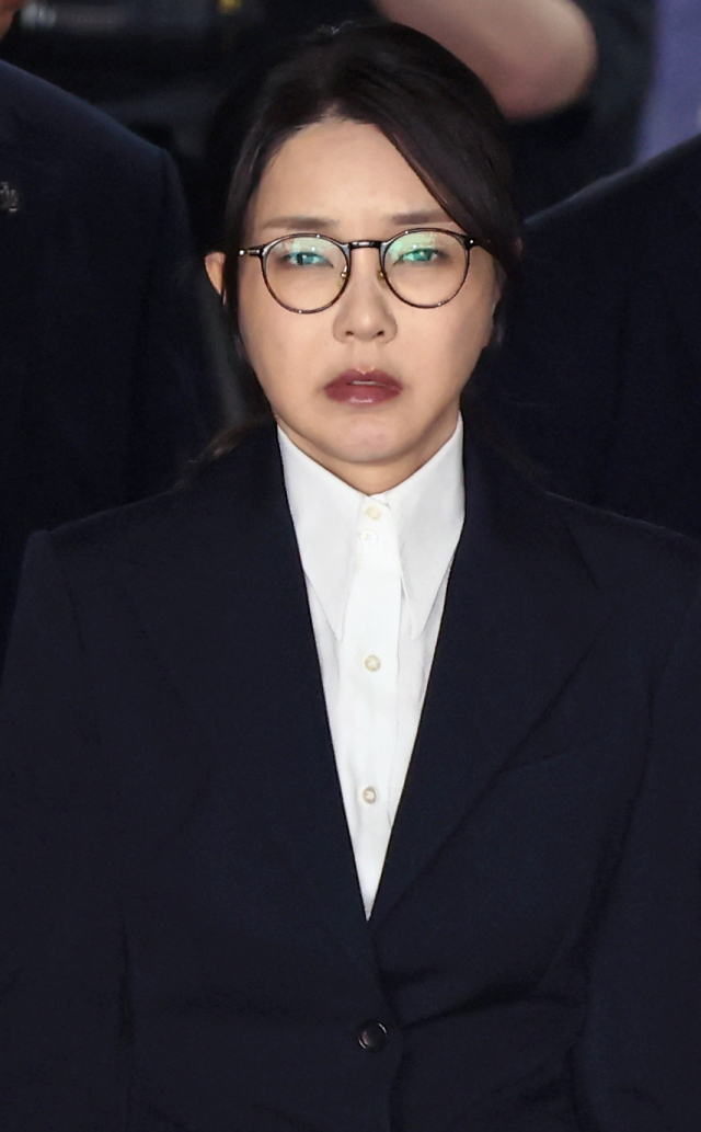 윤석열 전 대통령 부인 김건희 여사가 12일 구속 전 피의자 심문(영장실질심사)을 마친 뒤 서울 서초구 서울중앙지법 청사를 나서고 있다. 사진공동취재단