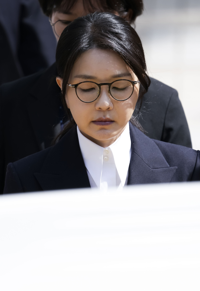 윤석열 전 대통령 부인 김건희 여사가 12일 구속 전 피의자 심문(영장실질심사)을 마친 뒤 서울 서초구 서울중앙지법을 나서고 있다. 연합뉴스