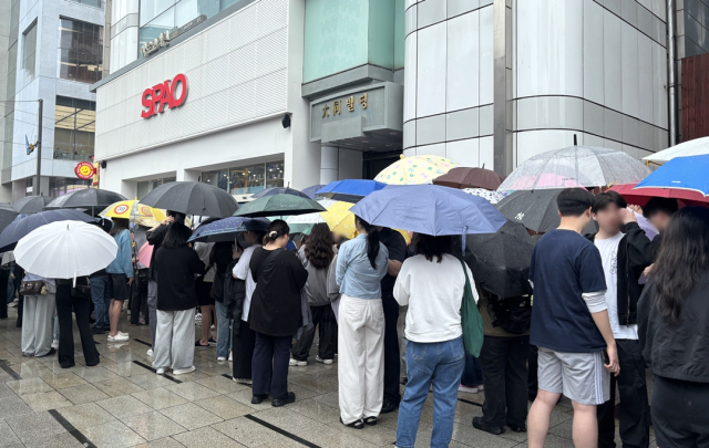 스파오 강남2호점 매장에 두산베어스 협업 제품을 구매하려는 사람들이 북적이고 있다. 사진 제공=이랜드
