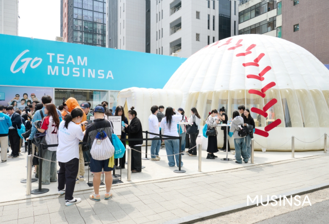 무신사가 올해 4월 한국야구위원회(KBO)와 함께 ‘고 팀 무신사 KBO 팬 페스타’ 팝업 스토어를 열어 5일간 방문객 약 1만 4000명을 끌어모았다. 사진 제공=무신사