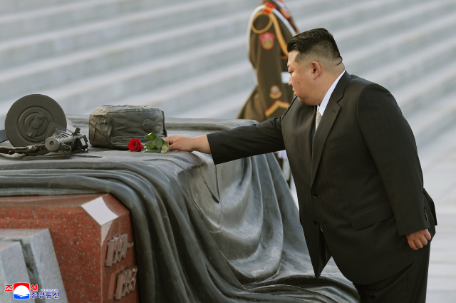 트럼프 北인권보고서, 체제비판 없이 '반토막'…"만행으로 지배"