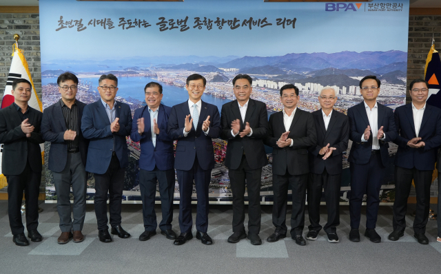 12일 부산항만공사(BPA) 사옥에서 BPA와 베트남 베카멕스 IDC가 지속가능한 발전을 위한 전략적 파트너십 구축 협약을 체결하고 기념촬영을 하고 있다. 사진제공=BPA