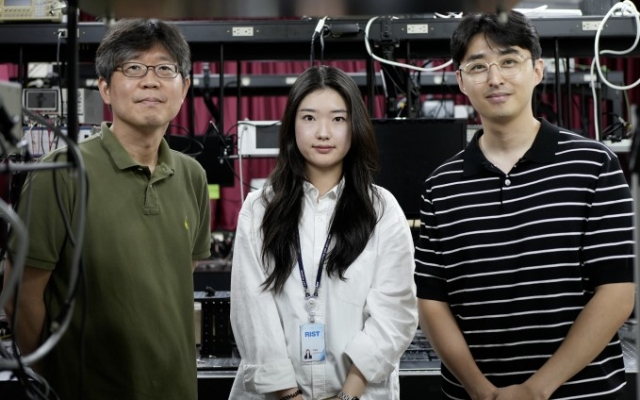 삼성전자는 포항공과대학교(포스텍)와 산학협력으로 진행한 '초소형 안구 카메라용 메타렌즈' 연구 논문이 세계적인 학술지 네이처 커뮤니케이션스에 게재됐다고 13일 밝혔다. 왼쪽부터 노준석 포스텍 교수와 강현정 연구원, 윤정근 삼성리서치 연구원. 사진제공=삼성전자