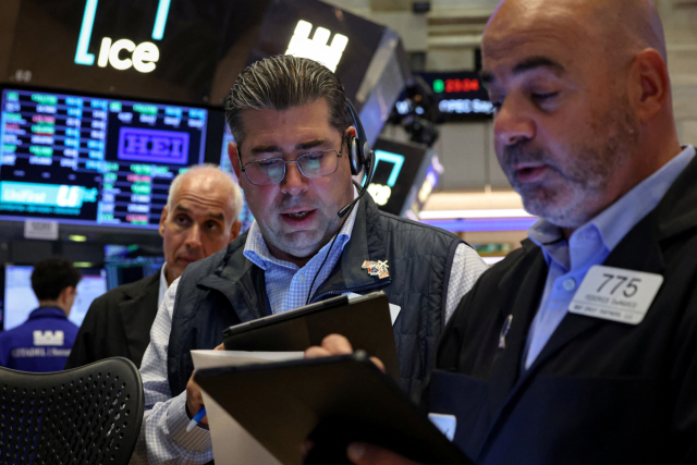 주식거래중개인들이 12일(현지 시간) 미국 뉴욕증권거래소(NYSE)에서 대화를 나누고 있다. 로이터연합뉴스