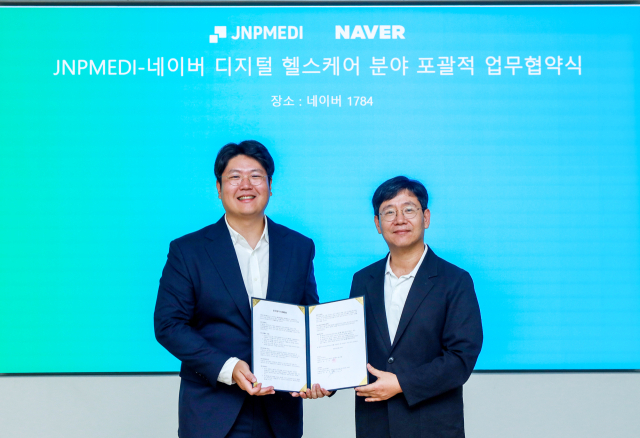 최인혁(오른쪽) 네이버 테크비즈니스 대표와 정권호 제이앤피메디 대표가 경기 성남시 네이버 제2사옥 1784에서 디지털 헬스케어 분야 포괄적 업무협약을 체결한뒤 기념사진을 촬영하고 있다. 사진제공=네이버