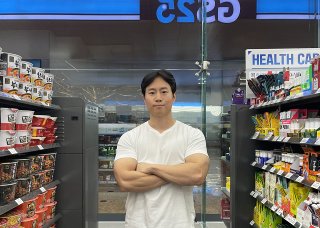 유재형 GS리테일 음용식품팀 MD가 서울 강남 사옥에 위치한 편의점 GS25에서 포즈를 취하고 있다. 사진 제공=GS리테일