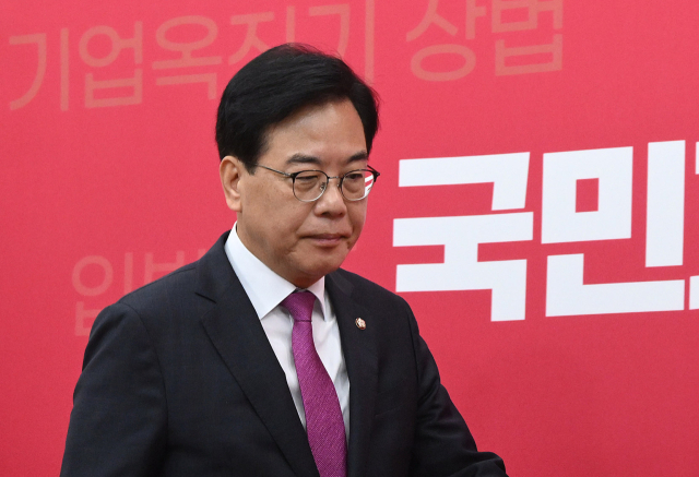 송언석 국민의힘 비상대책위원장 겸 원내대표가 11일 서울 여의도 국회에서 열린 비상대책위원회의에 참석하고 있다. 오승현 기자