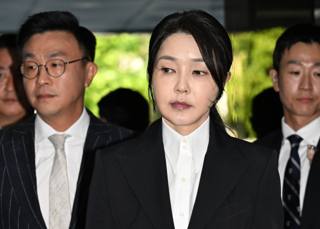 윤석열 전 대통령 부인 김건희 여사가 12일 구속 전 피의자 심문(영장실질심사)을 받기 위해 서울 서초구 서울중앙지법에 출석하고 있다. 사진공동취재단