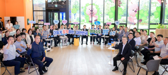 지난 12일 전남 순천시 정원워케이션에서 노관규 순천시장을 비롯해 민관청렴실천협의체 간담회에 참석한 단체장들이 청렴 실천 의지를 담은 플래카드 퍼포먼스를 펼치고 있다. 사진 제공=순천시