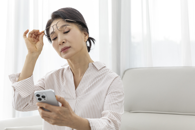 "엄마, 스마트폰 좀 하세요"…어르신들 정신 건강에는 오히려 좋다고?
