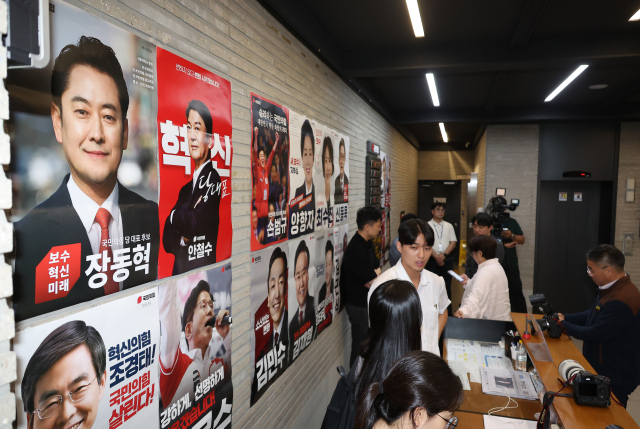 13일 김건희 특검이 압수수색 중인 서울 여의도 국민의힘 당사에서 취재진이 대기하고 있다. 연합뉴스