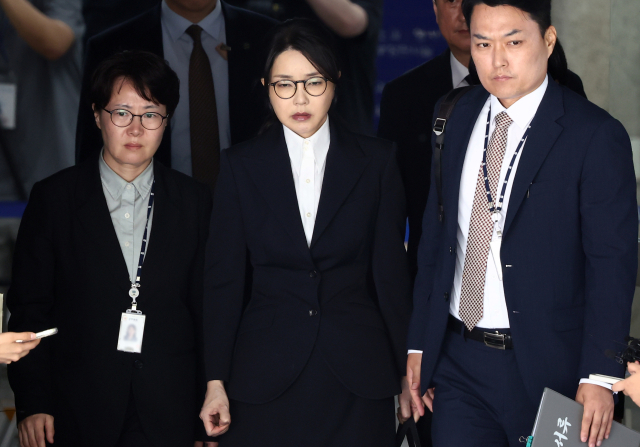 윤석열 전 대통령 부인 김건희 여사가 12일 구속 전 피의자 심문(영장실질심사)을 마친 뒤 서울 서초구 서울중앙지법을 나서고 있다. 사진공동취재단