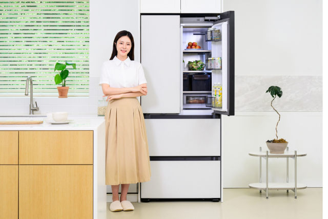 삼성전자 모델이 비스포크 AI 김치플러스 키친핏 맥스 김치냉장고 신제품을 소개하고 있다. 사진 제공=삼성전자