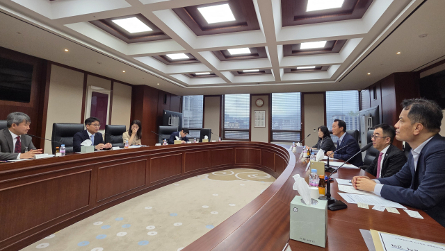신승열 인천시 기획조정실장이 13일 대법원에서 조병구 법원행정처 사법지원실장을 만나 인천 해사전문법원 설치의 필요성 설명하고 있다. 사진제공=인천시