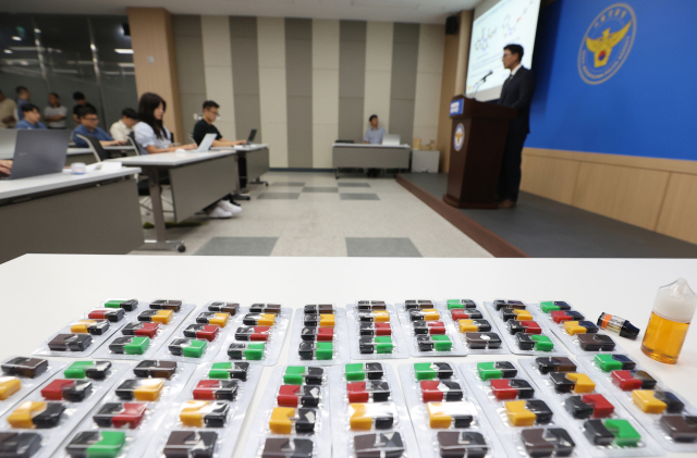 서울경찰청 마약범죄수사대 남성신 1계장이 13일 서울 마포구 광역수사단에서 부정의약품 제조·유통 일당 검거 브리핑을 하고 있다. 연합뉴스