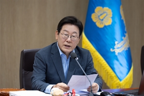 李 지지율 54.7%…'핵심지지층' 40대 9.8%포인트 하락 "이춘석 의혹, 조국 사면 영향"