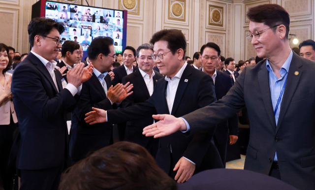 이재명 대통령이 13일 청와대 영빈관에서 국정기획위원회 국민보고대회를 마친 후 퇴장하고 있다. 2025.8.13 연합뉴스