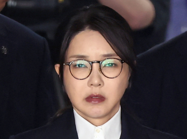 윤석열 전 대통령 부인 김건희 여사가 12일 구속 전 피의자 심문(영장실질심사)을 마친 뒤 서울 서초구 서울중앙지법을 나서고 있다. 사진공동취재단