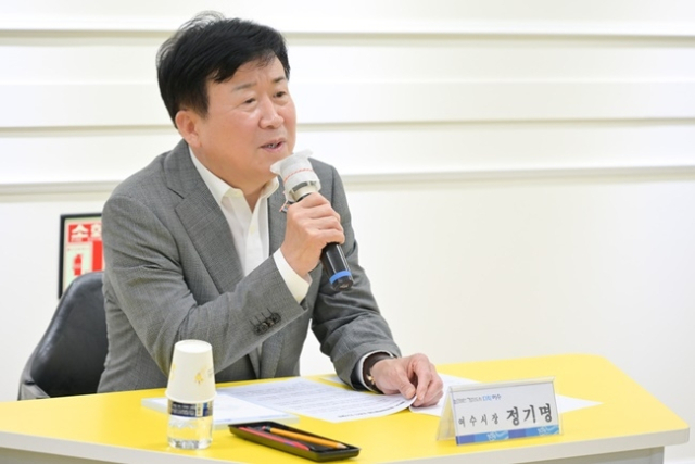 민선 8기 들어 믿었던 석유화학·관광 위기에 측근 구설까지 도마위에 오르며 책임론이 불거지고 있는 정기명 여수시장. 사진 제공=여수시