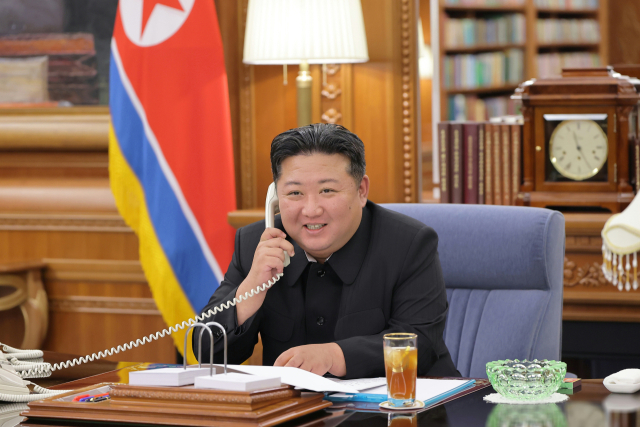 김정은 북한 국무위원장이 블라디미르 푸틴 러시아 대통령과 12일 전화 통화했다고 노동신문이 13일 보도했다. 노동신문·뉴스1