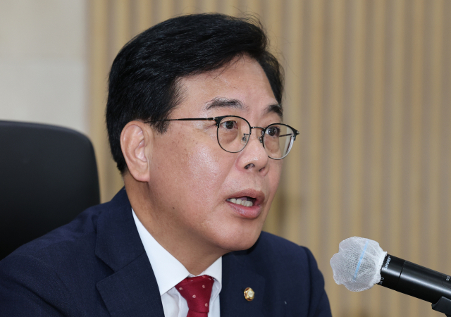 송언석 국민의힘 비상대책위원장 겸 원내대표가 13일 대전 배재대에서 열린 국민의힘 제6차 전당대회 충청·호남 합동 연설회에 앞서 긴급 브리핑을 하고 있다. 뉴스1