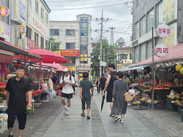 6일 오후 경기 안산시 원곡동 다문화거리에서 이주노동자를 포함한 손님들이 가게를 구경하고 있다. 안산=정유나 기자