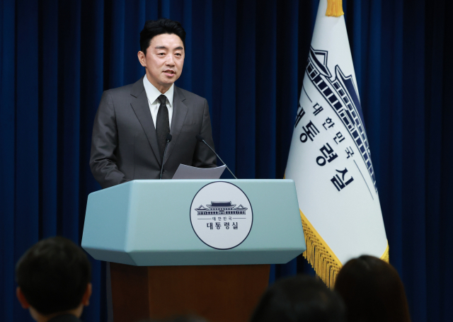강훈식 대통령비서실장이 13일 서울 용산 대통령실 청사에서 장관급 등에 대한 인사 브리핑을 하고 있다. 연합뉴스