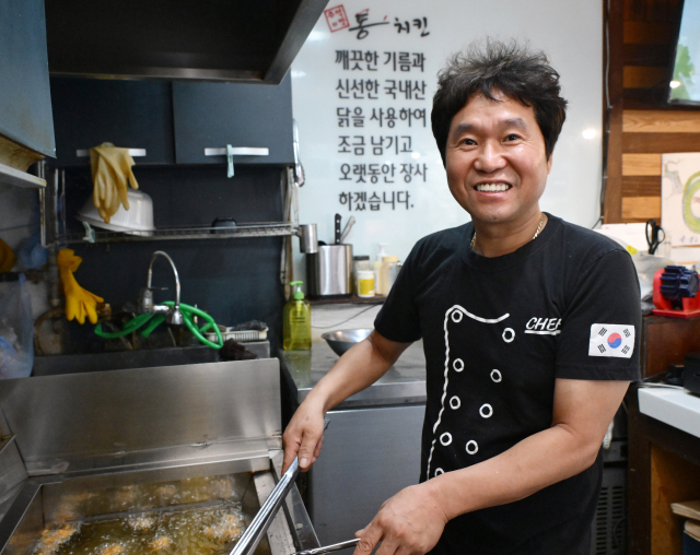 KB마음가게 착한가격업소 추억의 통치킨을 운영하는 김봉주 씨가 7일 서울 서초구 추억의 통치킨에서 서울경제신문과 인터뷰를 갖고 있다. 성형주 기자 2025.08.07