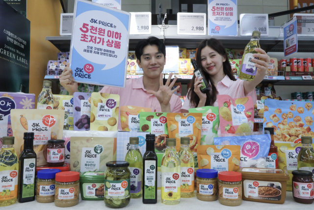 이마트 소속 모델들이 5000원 이하 가격으로 판매하는 새로운 자체 브랜드(PL) ‘오케이 프라이스(5K PRICE)’ 제품을 소개하고 있다. 사진 제공=이마트