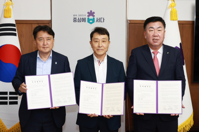 김영환(왼쪽 첫번째) 충북도지사와 이범석(″세번째) 청주시장이 배은철(″두번째) 씨앤씨인터내셔널 회장과 투자협약을 체결하고 기념촬영을 하고 있다. 사진제공=충북도
