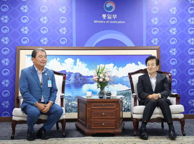 정동영(오른쪽) 통일부 장관이 지난달 31일 정부서울청사에서 열린 개성공단기업협회 회장단과의 면담에서 발언하고 있다. 연합뉴스
