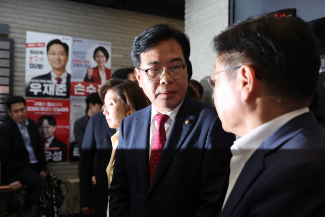 국민의힘 송언석 비상대책위원장 겸 원내대표가 13일 서울 여의도 국민의힘 당사에서 당사 압수수색과 관련해 입장을 밝힌 뒤 승강기로 향하고 있다. 연합뉴스