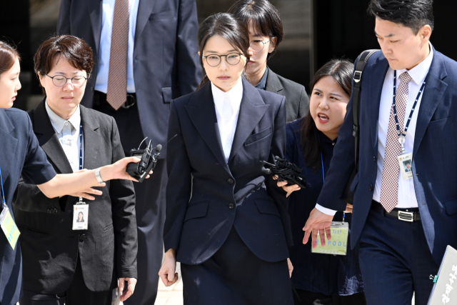 윤석열 전 대통령 부인 김건희 여사가 12일 구속 전 피의자 심문(영장실질심사)을 마친 뒤 서울 서초구 서울중앙지법을 나서고 있다. 연합뉴스