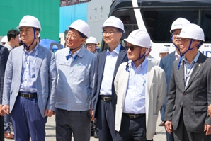 美대사대리 다음엔 트럼프?…울산 조선소 시찰에 조선株 ‘들썩’ [줍줍리포트]