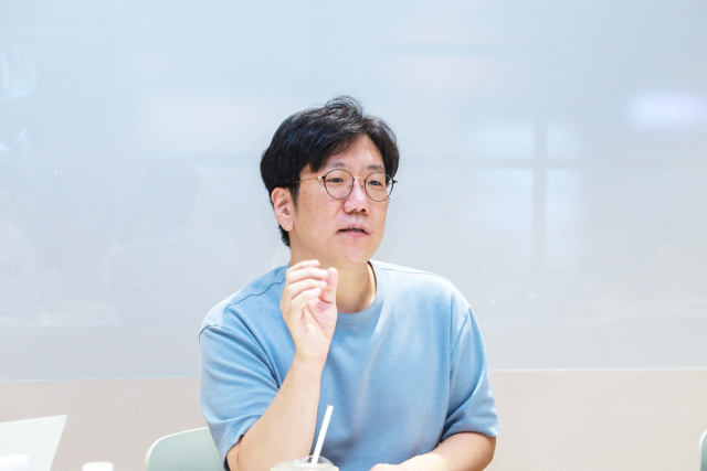 성낙호 네이버클라우드 하이퍼클로바 기술총괄이 최근 경기 성남시 네이버 사옥 그린팩토리에서 서울경제신문과 만나 독자 파운데이션 AI 모델 사업 전략을 소개하고 있다. 사진제공=네이버클라우드