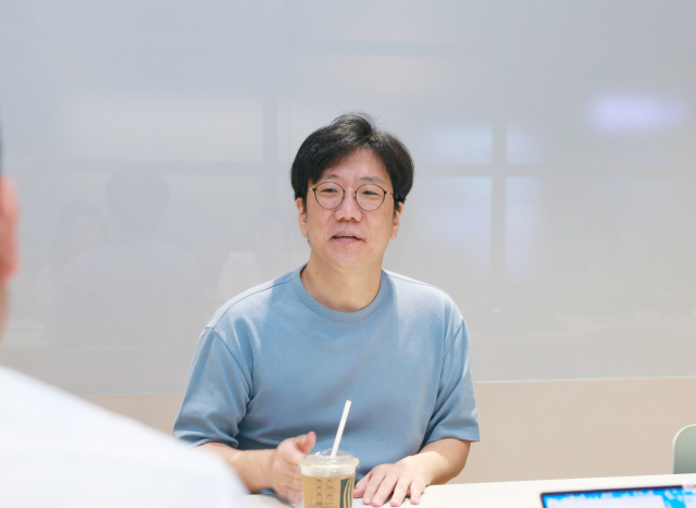 성낙호 네이버클라우드 하이퍼클로바 기술총괄이 최근 경기 성남시 네이버 사옥 그린팩토리에서 서울경제신문과 만나 독자 파운데이션 AI 모델 사업 전략을 소개하고 있다. 사진제공=네이버클라우드