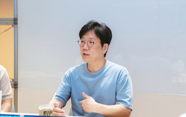 성낙호 네이버클라우드 하이퍼클로바 기술총괄이 최근 경기 성남시 네이버 사옥 그린팩토리에서 서울경제신문과 만나 독자 파운데이션 AI 모델 사업 전략을 소개하고 있다. 사진제공=네이버클라우드