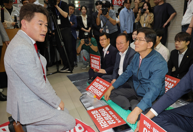 전한길, 윤리위 출석하며 만난 이는?