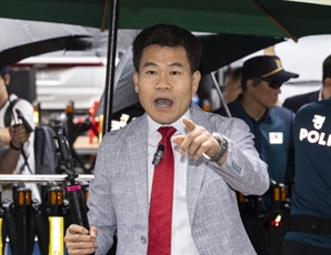 전한길 "출당시키지 않는 한 탈당은 없다…나는 피해자"