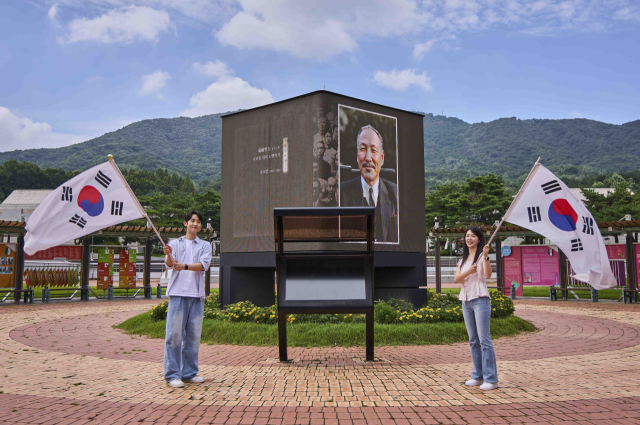 서울 용산구 독립기념관 3·1문화마당에 설치된 LED 미디어큐브에서 AI 기술로 복원된 독립운동가의 육성이 나오고 있다. 사진제공=SK텔레콤