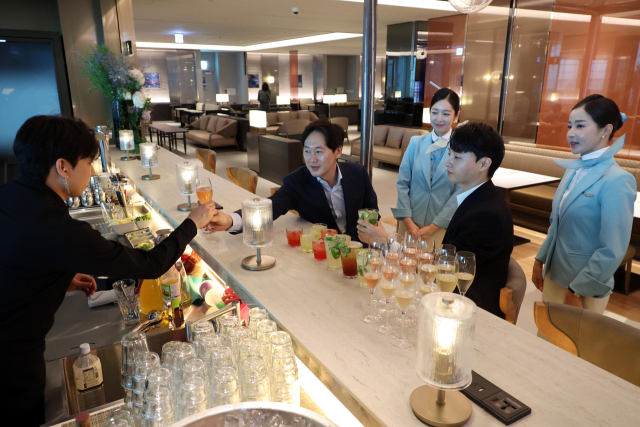 대한항공은 인천국제공항 라운지의 대대적인 리뉴얼을 마치고 14일 사전 공개 행사를 열었다. 국내 5성급 호텔 셰프들이 즉석에서 조리해주는 오픈 키친 겸 라이브 스테이션이 처음으로 도입된 이번 라운지는 오는 18일부터 일반에 공개된다. 영종도=권욱 기자 2025.8.14